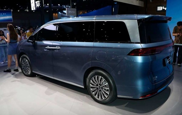 BYD Xia: в Поднебесной представлен брат-близнец минивэна Denza D9 BYD Xia: в Поднебесной представлен брат-близнец минивэна Denza D9