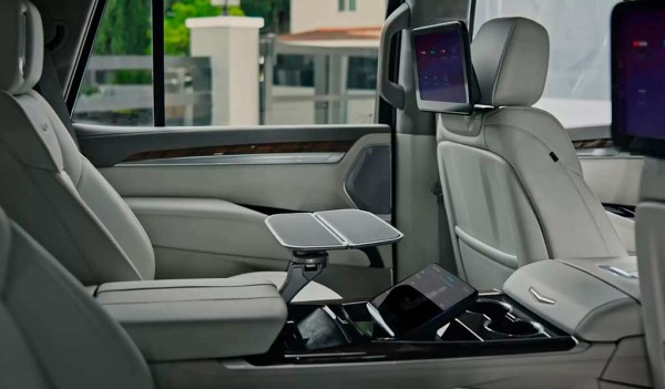 Обновленный Cadillac Escalade получил внешность и салон в стиле электрического Escalade IQ Обновленный Cadillac Escalade получил внешность и салон в стиле электрического Escalade IQ