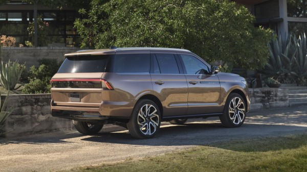 Показан глубоко модернизированный внедорожник Lincoln Navigator Показан глубоко модернизированный внедорожник Lincoln Navigator