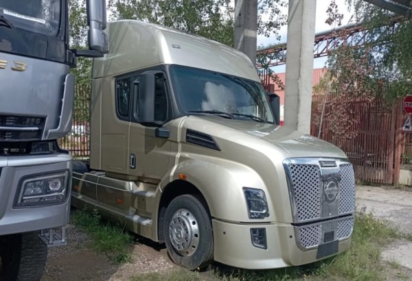 Капотный тягач Shacman Sag Moto Z3 2024 года продается в России за 12 млн рублей Капотный тягач Shacman Sag Moto Z3 2024 года продается в России за 12 млн рублей