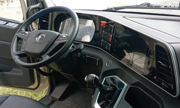 Капотный тягач Shacman Sag Moto Z3 2024 года продается в России за 12 млн рублей Капотный тягач Shacman Sag Moto Z3 2024 года продается в России за 12 млн рублей