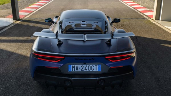 Компания Maserati представила суперкар Maserati GT2 Stradale Компания Maserati представила суперкар Maserati GT2 Stradale