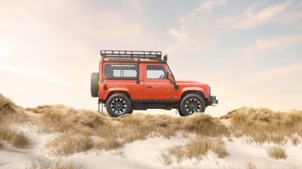 Land Rover решил представить оригинальную версию внедорожника Defender 