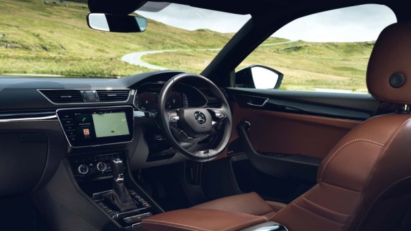 Мощность этого универсала от Skoda поражает. Машина полностью стоковая Мощность этого универсала от Skoda поражает. Машина полностью стоковая