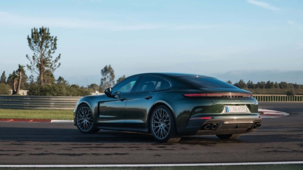 Porsche будет продавать электрическую Panamera вместе с бензиновый версией Porsche будет продавать электрическую Panamera вместе с бензиновый версией