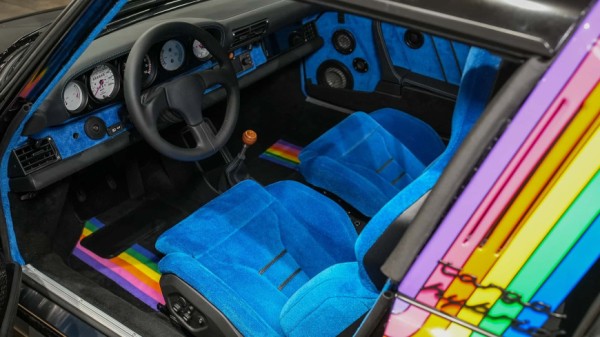 В Монтерее представлен гибрид Porsche Targa с радужным покрытием В Монтерее представлен гибрид Porsche Targa с радужным покрытием