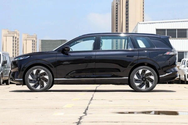 В Россию привезли кросс с просторным салоном и смешным расходом В Россию привезли кросс с просторным салоном и смешным расходом