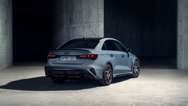 Взгляните на новый Audi RS3 с агрессивным стилем и премиальными опциями Взгляните на новый Audi RS3 с агрессивным стилем и премиальными опциями