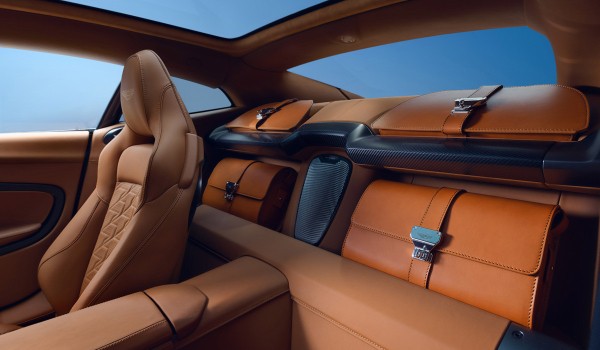 Показан новый Aston Martin Vanquish с мотором V12 Показан новый Aston Martin Vanquish с мотором V12