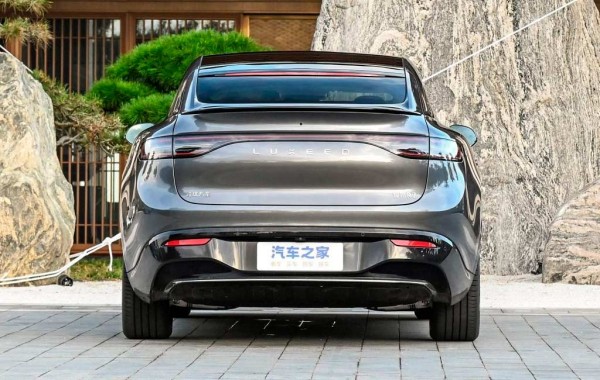 Компании Chery и Huawei представили электрический кроссовер Luxeed R7 Компании Chery и Huawei представили электрический кроссовер Luxeed R7