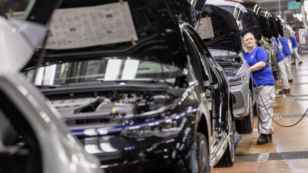 Volkswagen может уволить до 30 тысяч немецких рабочих Volkswagen может уволить до 30 тысяч немецких рабочих