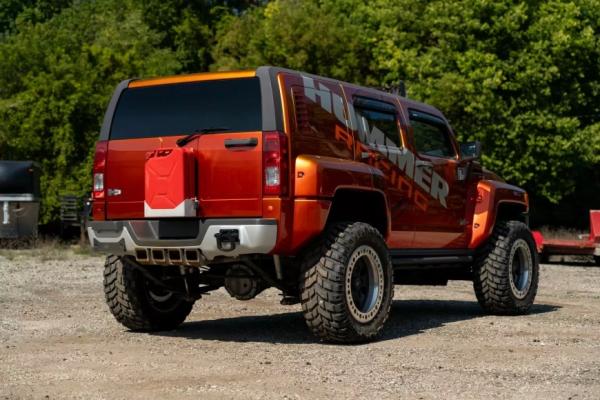 Это очень сильно модернизированная версия Hummer H3R Concept 