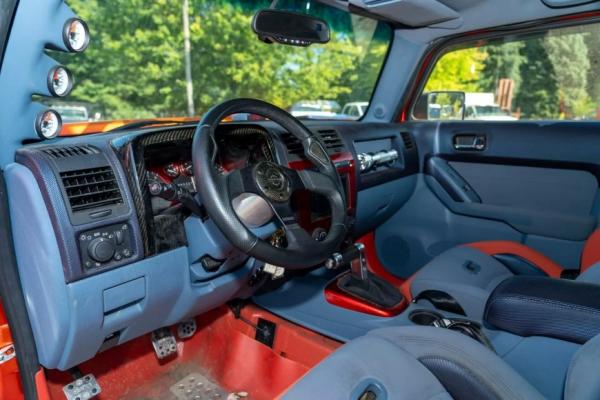 Это очень сильно модернизированная версия Hummer H3R Concept 