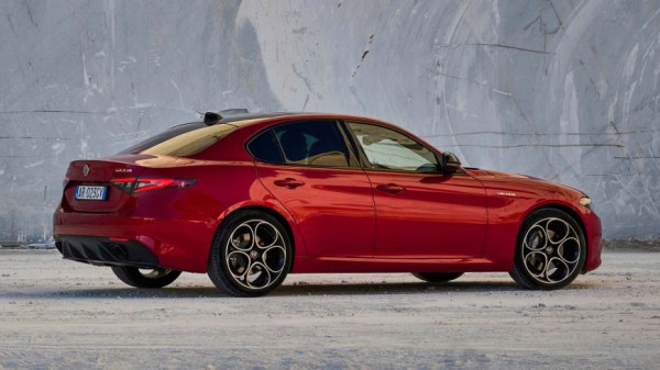 Итальянские седаны Alfa Romeo Giulias сейчас сильно подешевели 