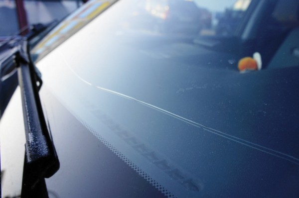 Лайфхак: как минералка убирает следы насекомых с лобового стекла Лайфхак: как минералка убирает следы насекомых с лобового стекла