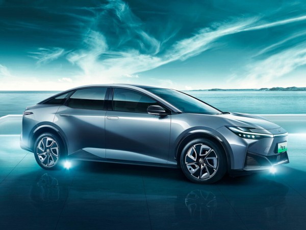 В России продается новый электроседан Toyota крупнее «Короллы»