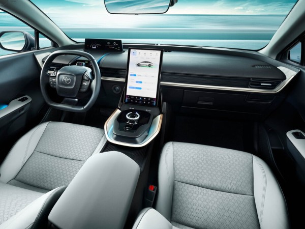 В России продается новый электроседан Toyota крупнее «Короллы»