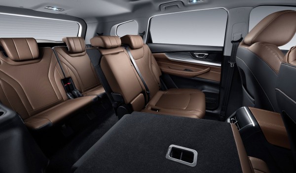 Петербургский кроссовер Xcite X-Cross 8: семь мест и полный привод Петербургский кроссовер Xcite X-Cross 8: семь мест и полный привод