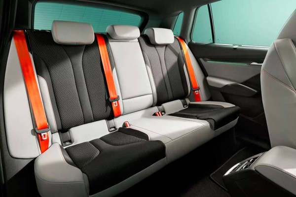 Чехи официально представили компактный электрический кроссовер Skoda Elroq