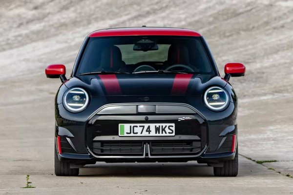 Электрический Mini Cooper E получил драйверскую версию JCW Электрический Mini Cooper E получил драйверскую версию JCW
