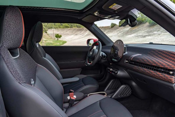 Электрический Mini Cooper E получил драйверскую версию JCW Электрический Mini Cooper E получил драйверскую версию JCW