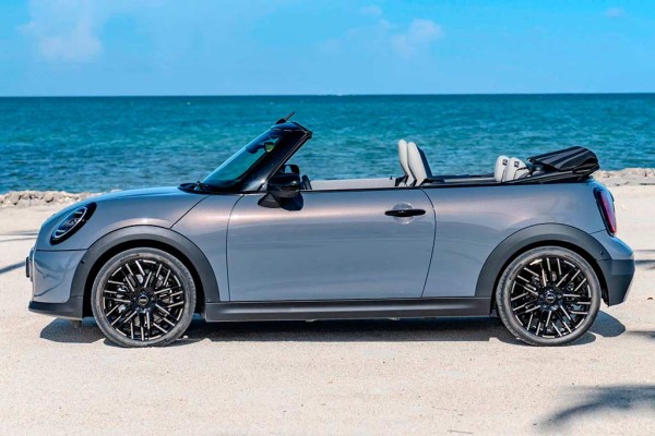 Новый бензиновый MINI Cooper обзавелся версией со складным мягким верхом Новый бензиновый MINI Cooper обзавелся версией со складным мягким верхом