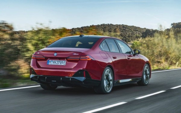 Дилер привез в Россию 600-сильный электрический BMW i5 M60. Известна цена Дилер привез в Россию 600-сильный электрический BMW i5 M60. Известна цена