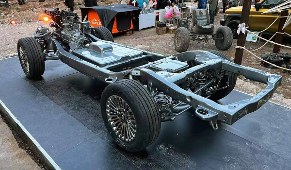 Внедорожники Tank: новая гибридная система Hi4-Z и мотор V8 Внедорожники Tank: новая гибридная система Hi4-Z и мотор V8