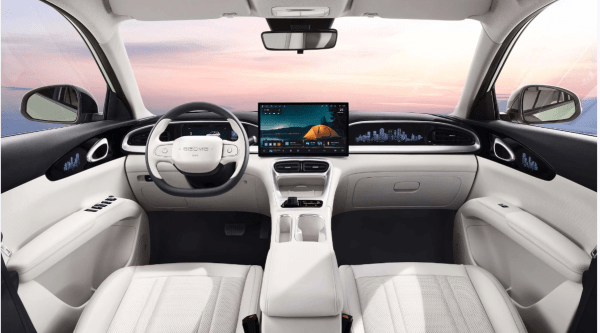 На рынок КНР вышел «улыбающийся» хетчбэк Geely