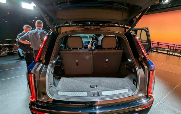 Американцы представили трехрядный электрический кроссовер Cadillac Vistiq Американцы представили трехрядный электрический кроссовер Cadillac Vistiq