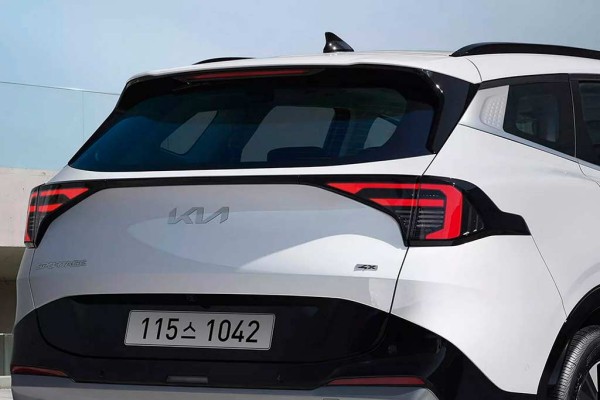 Обновленный KIA Sportage получил более строгую и презентабельную внешность Обновленный KIA Sportage получил более строгую и презентабельную внешность
