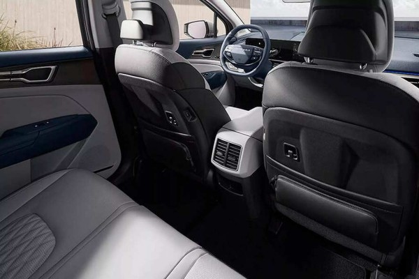 Обновленный KIA Sportage получил более строгую и презентабельную внешность Обновленный KIA Sportage получил более строгую и презентабельную внешность