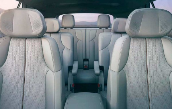 Американцы представили трехрядный электрический кроссовер Cadillac Vistiq Американцы представили трехрядный электрический кроссовер Cadillac Vistiq