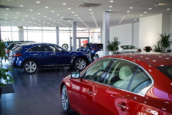 «Известия»: Трети российских автосалонов грозит закрытие