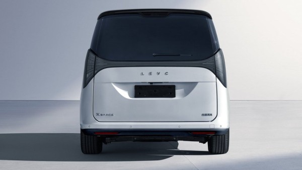 На автосалоне в Гуанчжоу показали роскошный минивэн с «троном» в салоне