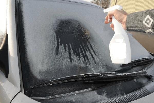 Названы 3 способа быстро убрать ледяную корку с лобового стекла автомобиля Названы 3 способа быстро убрать ледяную корку с лобового стекла автомобиля