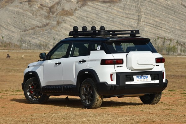 Новый кроссовер Geely удивил китайцев ценами и «джинсовым» салоном