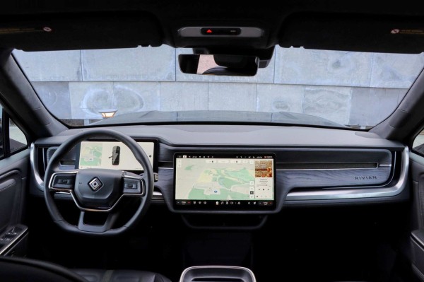 Трёхтонный внедорожник Rivian R1S разгоняется за 2,9 с и снимает процесс на камеру Трёхтонный внедорожник Rivian R1S разгоняется за 2,9 с и снимает процесс на камеру