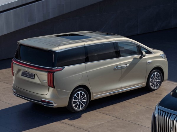 В России анонсировали прайсы на новый гибридный минивэн Wey 80