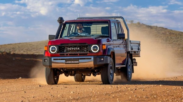 Вечный Land Cruiser 70 снова обрел «механику» Вечный Land Cruiser 70 снова обрел «механику»