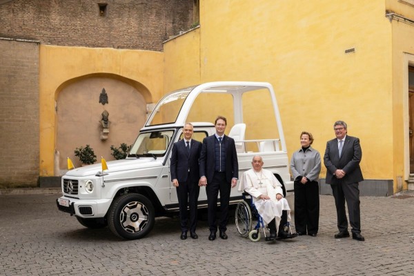 Электрический Mercedes-Benz G-класса стал папамобилем Электрический Mercedes-Benz G-класса стал папамобилем