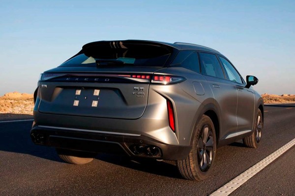 Кроссовер Exeed RX Hybrid доберется до России с урезанными характеристиками Кроссовер Exeed RX Hybrid доберется до России с урезанными характеристиками