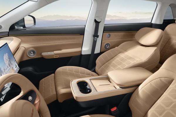 Chery представила роскошный кроссовер Exlantix ET с мини-баром Chery представила роскошный кроссовер Exlantix ET с мини-баром