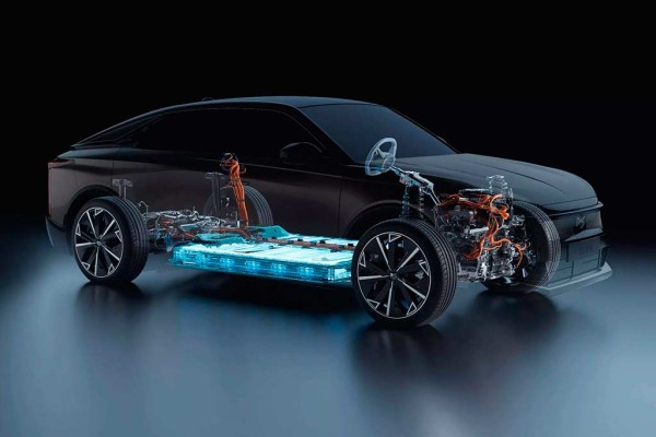 Французы представили премиальный электрический кроссовер DS N°8 Французы представили премиальный электрический кроссовер DS N°8