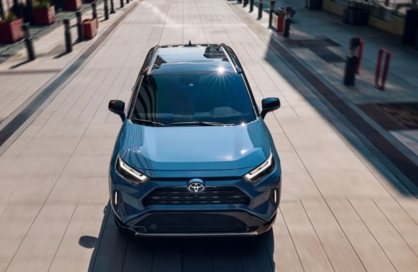 Появилось первое шпионское фото будущего кроссовера Toyota RAV4 2026 Появилось первое шпионское фото будущего кроссовера Toyota RAV4 2026