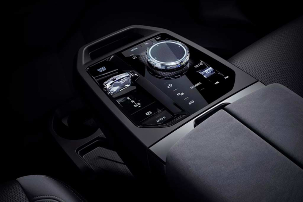 Обновленный электрический кроссовер BMW iX стал мощнее и дальнобойнее Обновленный электрический кроссовер BMW iX стал мощнее и дальнобойнее