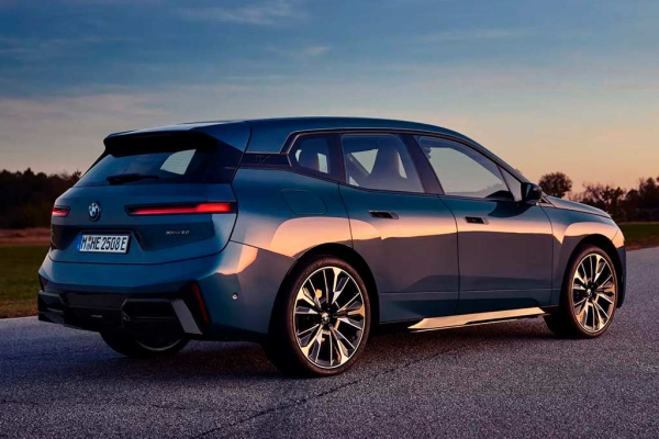 Обновленный электрический кроссовер BMW iX стал мощнее и дальнобойнее Обновленный электрический кроссовер BMW iX стал мощнее и дальнобойнее