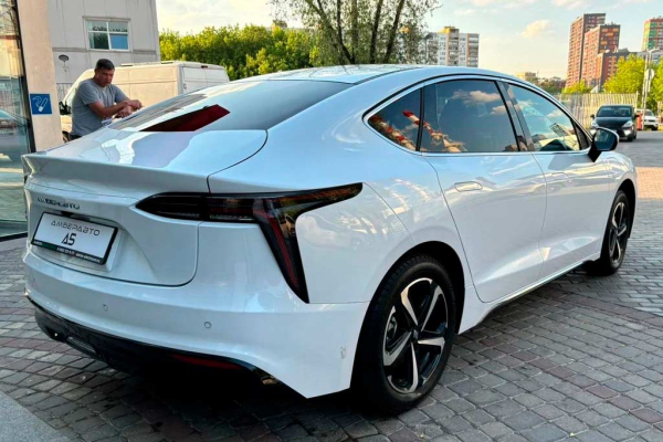 Электрический седан Амберавто А5: клон китайской модели JMEV Yi