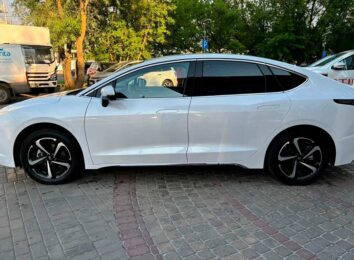 Электрический седан Амберавто А5: клон китайской модели JMEV Yi