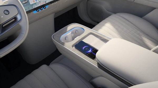 Представлен салон нового китайского кроссовера для России Представлен салон нового китайского кроссовера для России